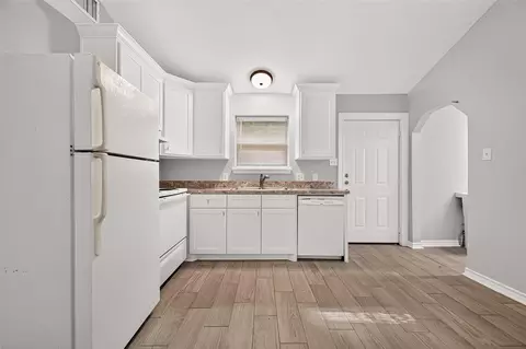 Kitchen - 9898 Arbor Oak, Willis, TX 77318 photo 3 of 4