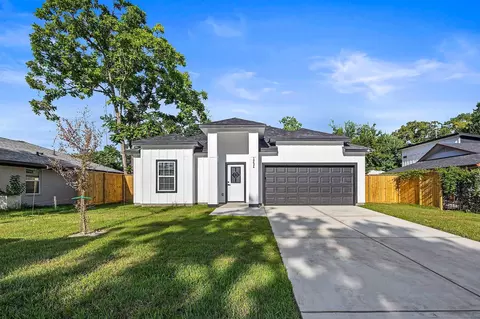 10426 Royal Oaks Dr, Houston, TX 77016
