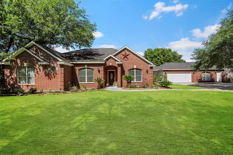 303 Beaumont Dr, Magnolia, TX 77354