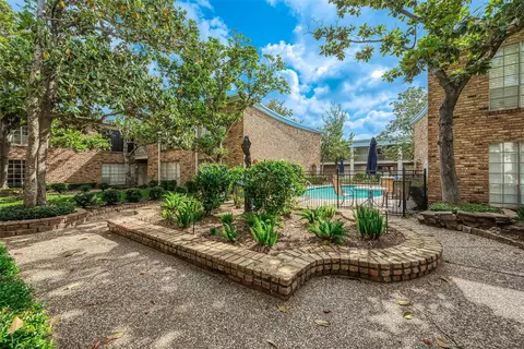2121 Fountain View Dr #22, Houston, TX 77057