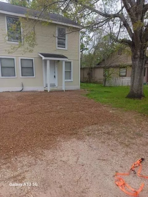310 S Pumphrey St, Edna, TX 77957