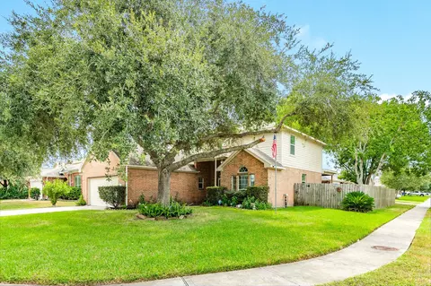201 N Golden Oak Dr, Texas City, TX 77591