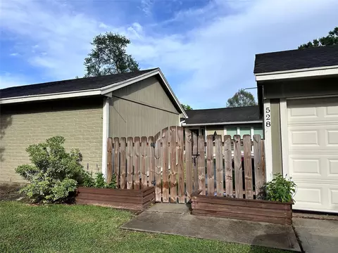 528 Belmont Dr, Friendswood, TX 77546