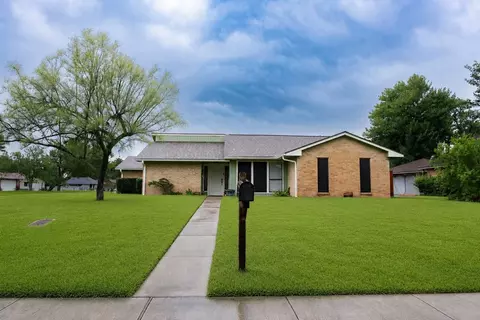 301 Lotus St, Lake Jackson, TX 77566