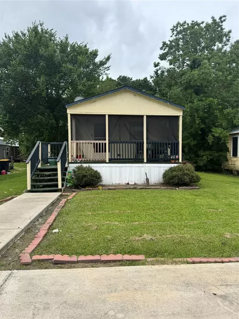 1212 Work St, Anahuac, TX 77514