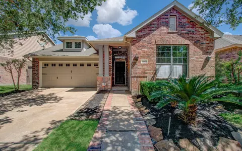 18314 N Elizabeth Shore Loop, Cypress, TX 77433