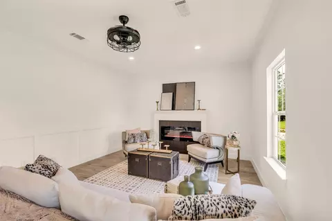 407 Harris Rd, Highlands, TX 77562
