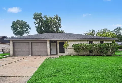 300 Castlelake Dr, Friendswood, TX 77546