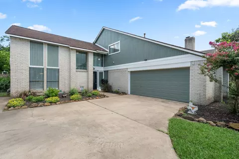 403 Banyan St, Lake Jackson, TX 77566