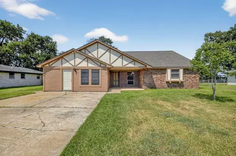 206 Staples Dr, Baytown, TX 77523