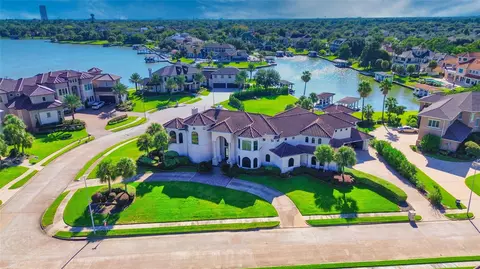 1303 Lakeway Dr, Seabrook, TX 77586