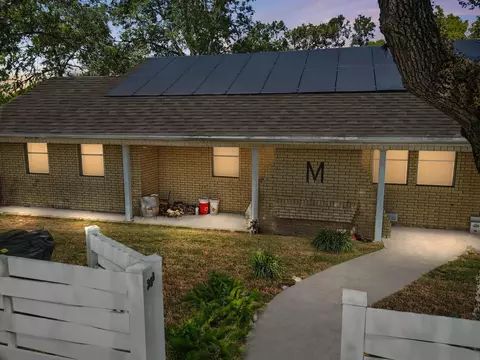 106 W Watt St, El Campo, TX 77437