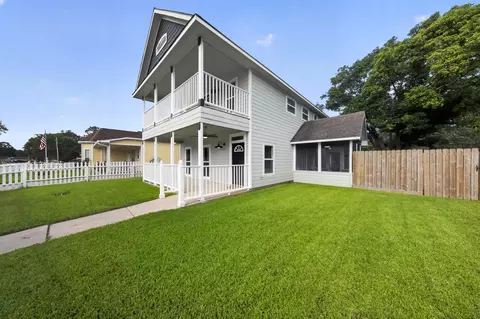 1086 S Hood St, Alvin, TX 77511