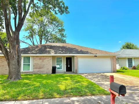9815 Rocky Hollow Rd, La Porte, TX 77571