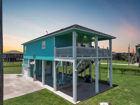 928 Olive Dr, Crystal Beach, TX 77650