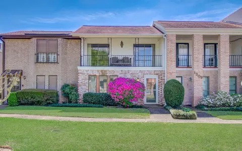 1311 Town Cir #4, Baytown, TX 77520