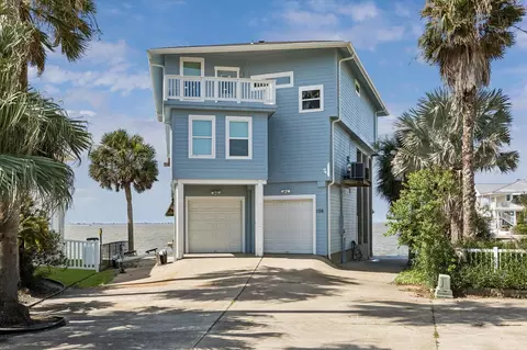 106 Quayside Dr, Tiki Island, TX 77554