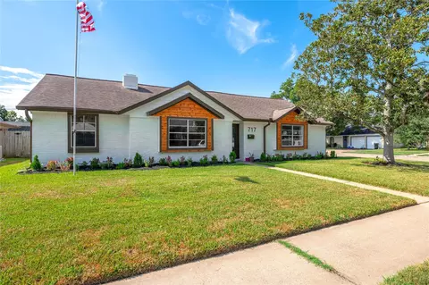 717 Yale Ln, Deer Park, TX 77536
