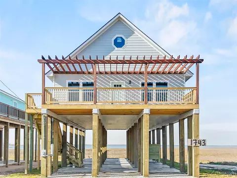 1743 Bluewater Hwy, Surfside Beach, TX 77541