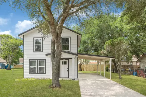 507 E 3rd St, El Campo, TX 77437