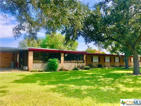 1204 N Wells St, Edna, TX 77957