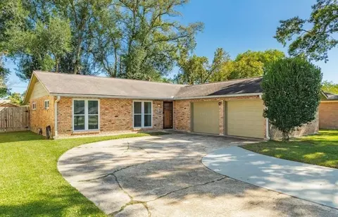 820 Perry St, Angleton, TX 77515