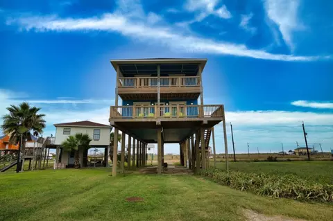 1120 Monument Dr, Surfside Beach, TX 77541