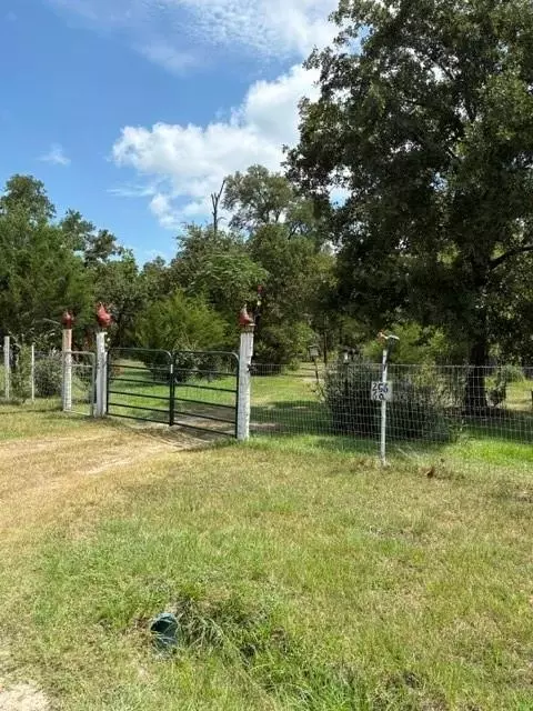 25660 Cemetery Rd, Bedias, TX 77831