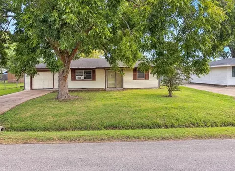 3104 Central Blvd, Nederland, TX 77627