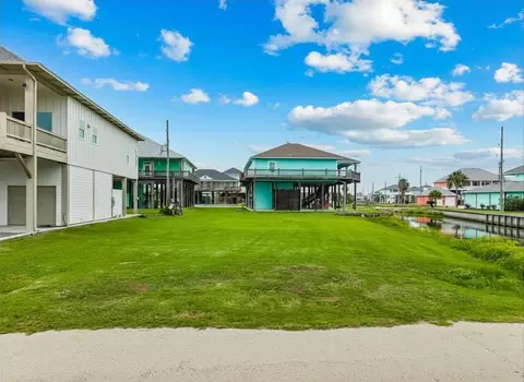946 Sue Dr, Crystal Beach, TX 77650