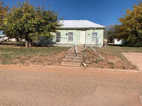323 W 6th St, Spur, TX 79370