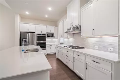 Kitchen - 204 Bee Balm Ct, Conroe, TX 77304 photo 6 of 6