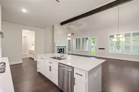 Kitchen - 204 Bee Balm Ct, Conroe, TX 77304 photo 4 of 6