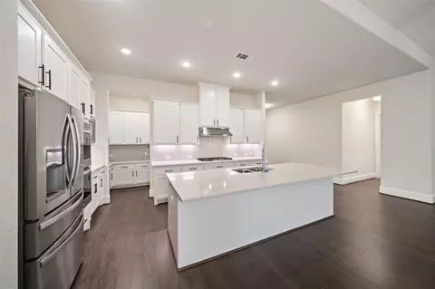 Kitchen - 204 Bee Balm Ct, Conroe, TX 77304 photo 3 of 6