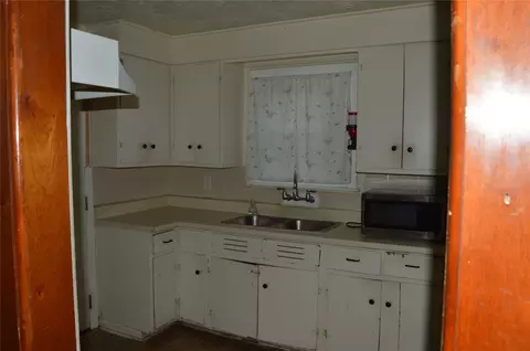 Kitchen - 605 Maple Ave, Pasadena, TX 77506 photo 1 of 2