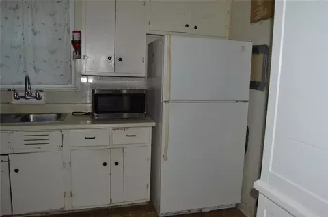 Kitchen - 605 Maple Ave, Pasadena, TX 77506 photo 2 of 2