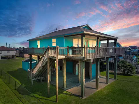 964 S Selwyn Rd, Crystal Beach, TX 77650