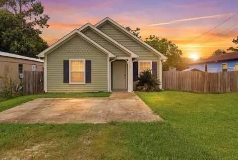 228 W Elm Ave, Winnie, TX 77665