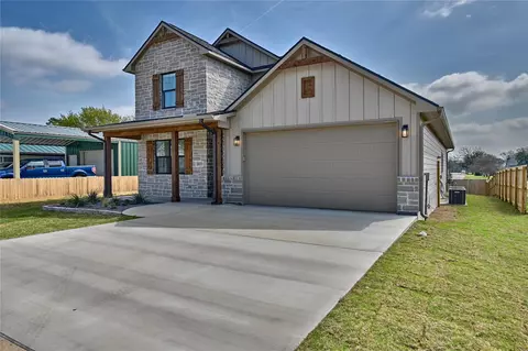 1033 S Masonic St, Bellville, TX 77418