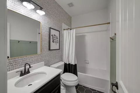 Bath - 471 Hendricks Forest Ln, Conroe, TX 77384 photo 2 of 4