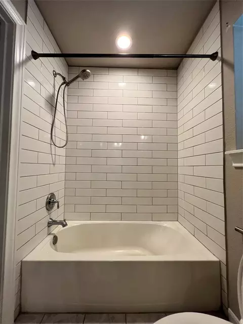 Bath - 203 Acorn Tree Ct, Spring, TX 77388 photo 8 of 8