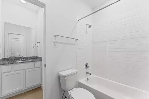 Bath - 5110 Sistine Dr, Arcola, TX 77583 photo 2 of 4
