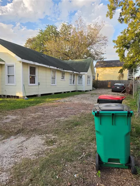 108 W Humble St, Baytown, TX 77520