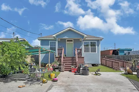 771 10th St, Dickinson, TX 77539