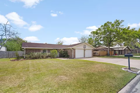 1003 Virginia St, Edna, TX 77957