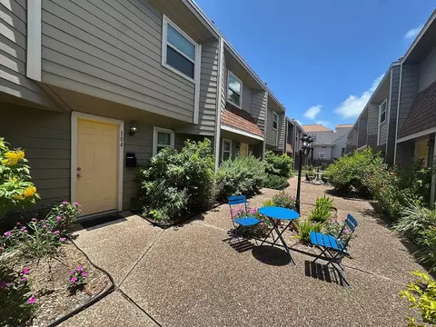 424 15th St #104, Galveston, TX 77550