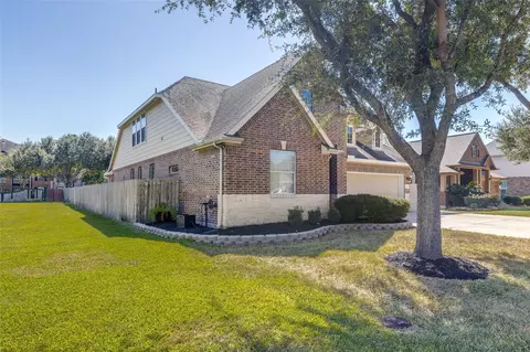 801 Harvard Pointe Dr, League City, TX 77573