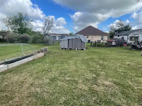 Exterior - 208 E Pecan Ln, Clute, TX 77531 photo 3 of 3