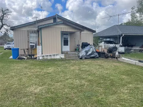 Exterior - 208 E Pecan Ln, Clute, TX 77531 photo 2 of 3