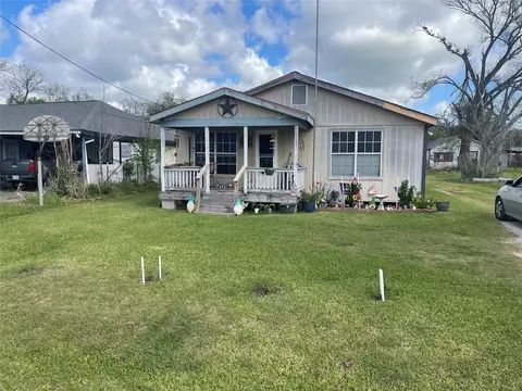 208 E Pecan Ln, Clute, TX 77531